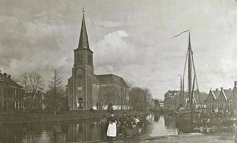 Hervormde kerk, Hoofdbrug, Breedpad en mensen omstreeks 1900